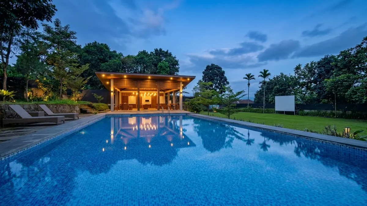 Kolam renang resort Bogor untuk liburan multigenerasi