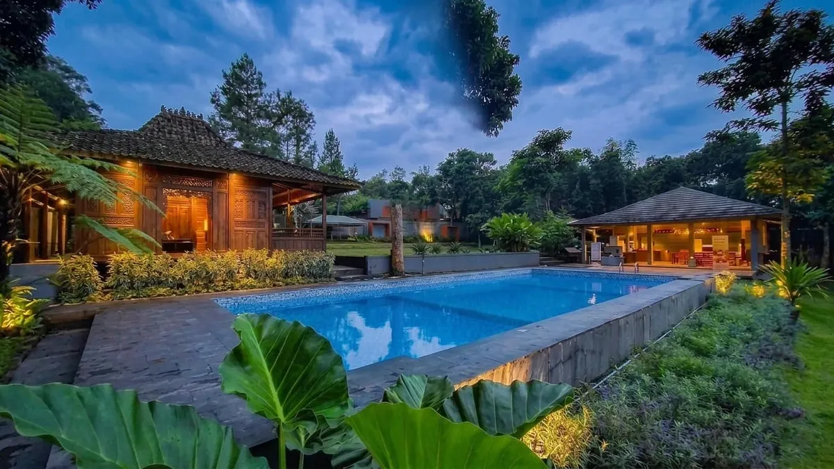 Kolam renang di kawasan bungalow Tjapung Resort Pancawati Bogor