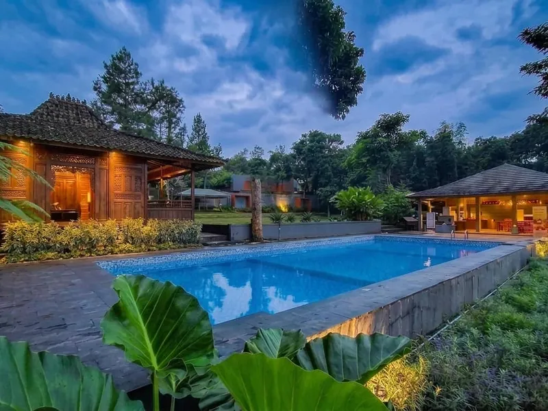 Kolam renang dan villa Tjapung Resort Pancawati